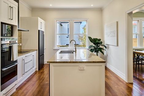 Photo of property in 25 Newman Terrace, Thorndon, Wellington, 6011