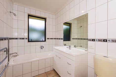 Photo of property in 4 Curlew Place, One Tree Point, 0118