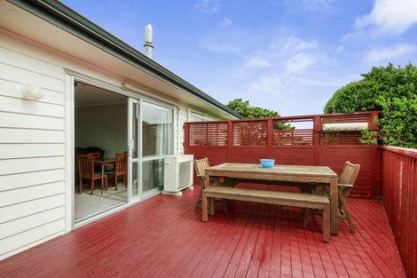 Photo of property in 27a Chetwode Grove, Newlands, Wellington, 6037