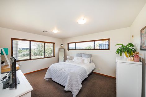 Photo of property in 33 Ruapehu Drive, Fitzherbert, Palmerston North, 4410