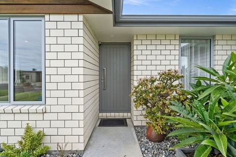 Photo of property in 25 Waitemata Drive, One Tree Point, 0118