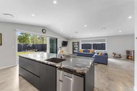 Photo of property in 16 Ivy Lane, Kelvin Grove, Palmerston North, 4414