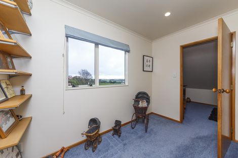Photo of property in 27 Greenwood Place, Fitzherbert, Palmerston North, 4410