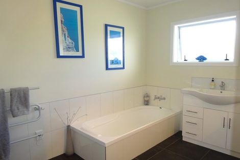 Photo of property in 16 Johnston Street, Foxton, 4814