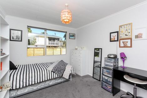 Photo of property in 5a Ambury Place, Merrilands, New Plymouth, 4312