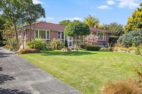 Photo of property in 11 Iti Grove, Waikanae, 5036