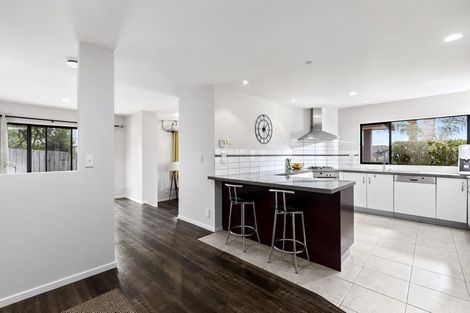 Photo of property in 21 Scarlet Oak Drive, Schnapper Rock, Auckland, 0632