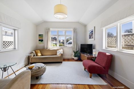 Photo of property in 18 Apu Crescent, Lyall Bay, Wellington, 6022