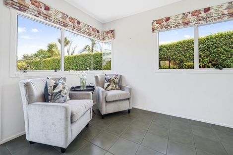 Photo of property in 72 Marine Parade, Mellons Bay, Auckland, 2014