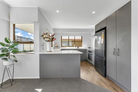 Photo of property in 17 Edgewater Parade, Waiuku, 2123