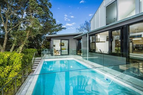 Photo of property in 10a First Avenue, Stanley Point, Auckland, 0624