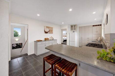 Photo of property in 21 Longview Drive, Merrilands, New Plymouth, 4312