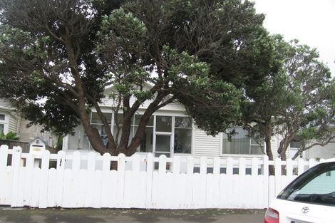 Photo of property in 25 Apu Crescent, Lyall Bay, Wellington, 6022