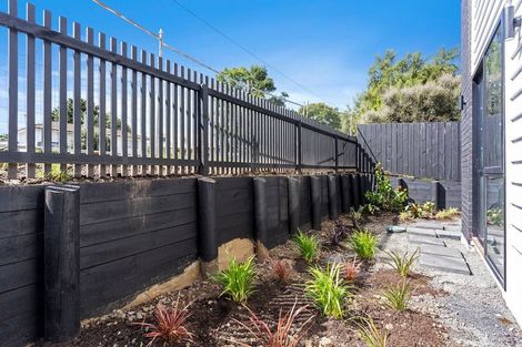Photo of property in 101a Beach Road, Te Atatu Peninsula, 0610