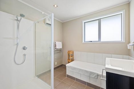 Photo of property in 18 Majesty Place, Half Moon Bay, Auckland, 2012