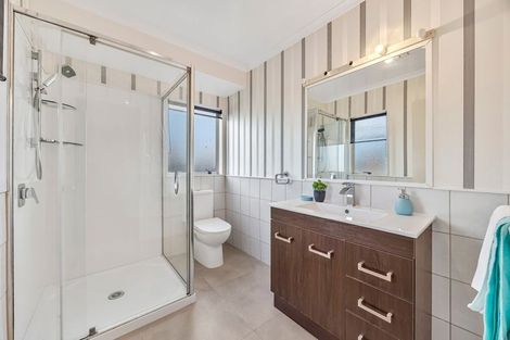 Photo of property in 13 Bridgehead Cove, West Harbour, Auckland, 0618