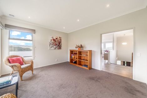 Photo of property in 10 Hollyford Place, Aotea, Porirua, 5024