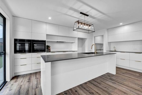 Photo of property in 74 Turuturu Road, Hawera, 4674