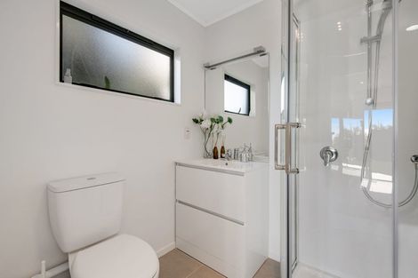 Photo of property in 10 Goldfinch Rise, Unsworth Heights, Auckland, 0632