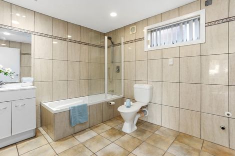 Photo of property in 2/4202a Great North Road, Glendene, Auckland, 0602