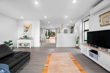 Photo of property in 32 Huarahi Pai Road, Huapai, Kumeu, 0810