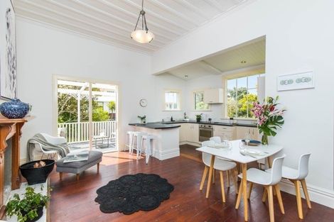 Photo of property in 102 Onewa Road, Northcote, Auckland, 0627