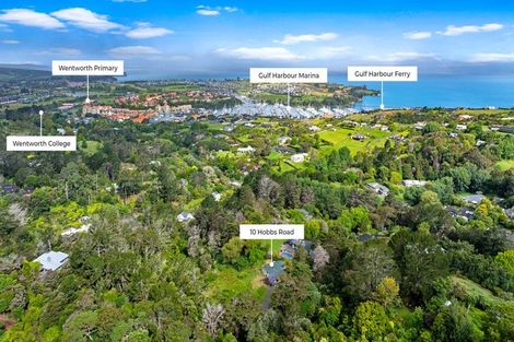 Photo of property in 10 Hobbs Road, Matakatia, Whangaparaoa, 0930