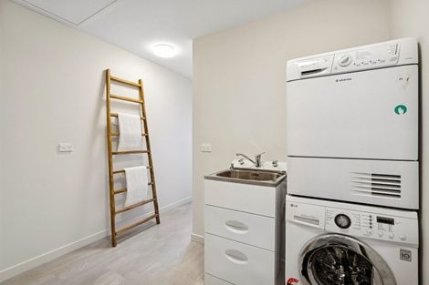 Photo of property in 12 Grove Lane, Kelvin Heights, Queenstown, 9300