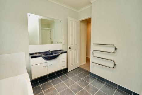 Photo of property in 24 Johnstone Drive, Fitzherbert, Palmerston North, 4410