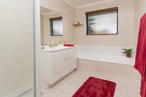 Photo of property in 20 Nephin Place, East Tamaki Heights, Auckland, 2016