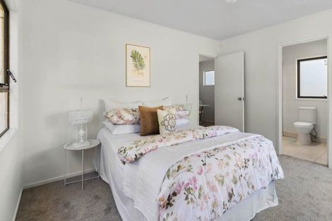 Photo of property in 72 Lynn Road, Bayview, Auckland, 0629