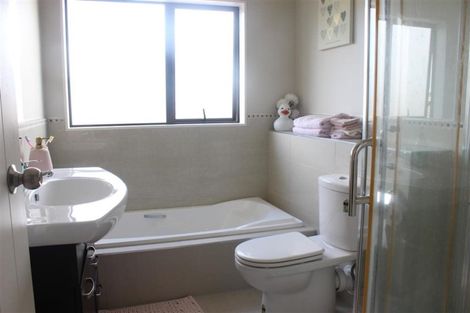 Photo of property in 36 Seresin Crescent, Flat Bush, Auckland, 2016