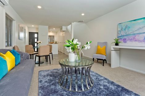 Photo of property in 5/4 John Jennings Drive, Oteha, Auckland, 0632