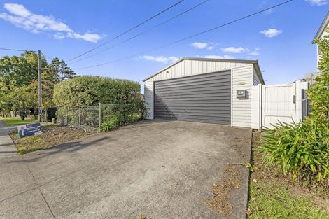 Photo of property in 25 Kingdale Road, Henderson, Auckland, 0610