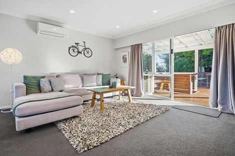 Photo of property in 6 Brouder Place, Hillpark, Auckland, 2102