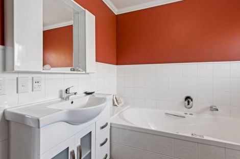 Photo of property in 32 Seymour Grove, Kingsley Heights, Upper Hutt, 5018