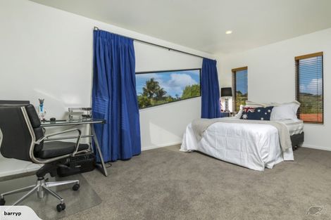 Photo of property in 28 Oakford Park Crescent, Greenhithe, Auckland, 0632