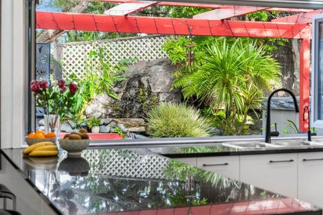 Photo of property in 52 Rising Parade, Fairview Heights, Auckland, 0632