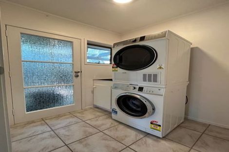 Photo of property in 2/16 Malters Place, Browns Bay, Auckland, 0630