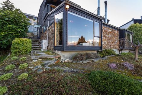 Photo of property in 7b Cameron Place, Fernhill, Queenstown, 9300