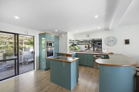 Photo of property in 6 Te Papa Road, Kawakawa Bay, Papakura, 2585