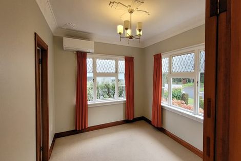 Photo of property in 32 Victoria Road, New Plymouth, 4310