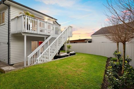 Photo of property in 2/10 Webb Place, Forrest Hill, Auckland, 0620