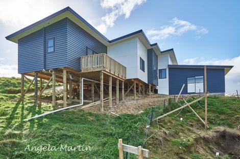 Photo of property in 3 Vaucluse Heights, Fitzherbert, Palmerston North, 4410