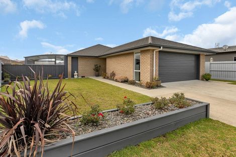 Photo of property in 6 Kamahi Place, One Tree Point, 0118