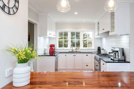 Photo of property in 24 Cheriton Road, Mellons Bay, Auckland, 2014