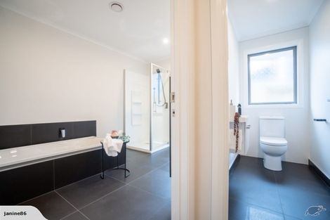 Photo of property in 5 Mediterranean Grove, Fitzherbert, Palmerston North, 4410