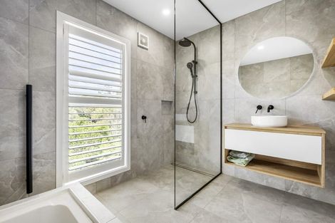 Photo of property in 2/31 Tui Glen Road, Birkenhead, Auckland, 0626