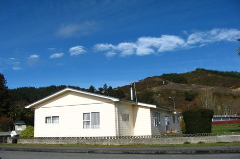 Photo of property in 97-104 Broadway, Reefton, 7830
