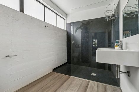 Photo of property in Endeavour Apartments, 18/125 Thorndon Quay, Pipitea, Wellington, 6011